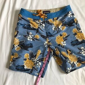 Patagonia Mens 32 board shorts excellent condition